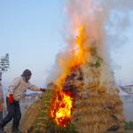 19メートル巨大「どんど焼き」 無病息災願う 名張市美旗中村