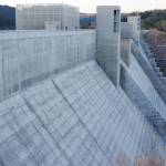 川上ダム堤体上が一般開放 高さ84メートルからの眺め 伊賀