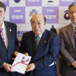 小学校にワンタッチ式テント寄贈 名張LCの記念事業