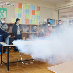 新型コロナ対策に換気の大切さ学ぶ スモークマシンで実験 名張・赤目中