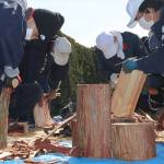 東大寺へ寄進のたいまつ調製 名張・伊賀一ノ井松明講