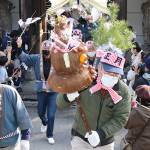 大餅手に3年ぶり練り込み 伊賀・島ヶ原「修正会」