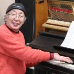 ウクライナ侵攻1年 平和願い名張の被弾ピアノでライブ 京都の河野さん