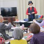 身近な道具で手品 宇陀市の老人会サークル