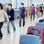 「良い歩き方」学ぶ 健康講座「なばり歩歩くらぶ」
