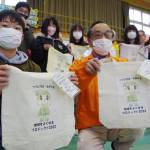 野菜や果物の「残り」で染めたバッグ 児童が制作 地域で販売 名張