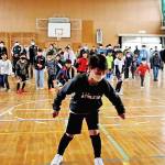 大人数で「だるまさんが転んだ」やってみた 名張市赤目地区に笑顔と歓声