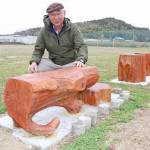 校庭の木、ベンチに 休校16年経て閉校 伊賀・比自岐小