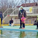 プールでニジマス釣り サンピア伊賀 4月末まで