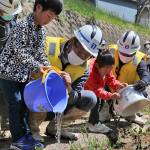 河川工事で一時保護のカワニナ放流 ホタルの餌に 伊賀市下友田