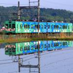 水鏡を駆ける忍者列車 田植え前の伊賀の風景