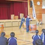 名張の伝統に触れて 中学で演奏披露 天正みだれ太鼓保存会