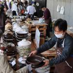 お気に入りの品求め行列も 伊賀・長谷園で「窯出し市」 4日まで
