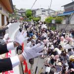 4年ぶり餅まきに歓声 鹿島宮創建50周年の例大祭 名張市桔梗が丘