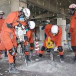 震災救助の合同訓練 伊賀・名張の消防隊員 解体予定の施設で