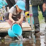 園児が稚アユを放流 釣り6月11日解禁 伊賀川漁協