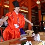 伝統の庖丁式、妙技披露 大阪・茨木の寺院で 名張の料理人・山田さん