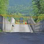 宇陀川に架かる橋、波打つ 大雨による増水で損傷 名張市安部田