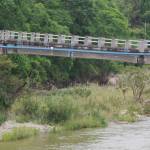 損傷の坂の下橋 7日に水道管止める緊急作業 名張市安部田の宇陀川