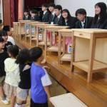 上野南小に木製の消毒液台 伊賀白鳳高生が寄贈 完成お披露目会