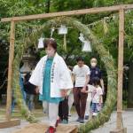 「8の字」描き茅の輪くぐり 無病息災願い 名張・宇流冨志禰神社