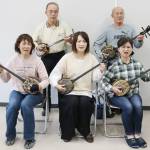 歌いながら弾く 楽しさも2倍 名張唄三線クラブ