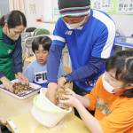 コーヒー豆かすと落ち葉で堆肥作り 伊賀つばさ学園&スターバックス