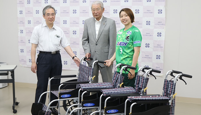 「地域へのお返し」伊賀市社協に車椅子寄贈　伊賀FCくノ一三重
