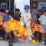 小学生が夏休みに防災学ぶ 水消火器体験も 名張