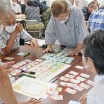 カードゲームで学ぶ避難所生活 県伊賀庁舎で体験会