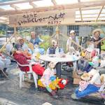 楽しげにくつろぐかかし 住民有志持ち寄り制作 伊賀市高尾