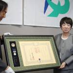 小川さんに紺綬褒章 図書館に寄付 伊賀市で伝達式