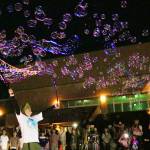 キラキラふわふわ 幻想的な夜のシャボン玉ショーに観衆200人超 名張