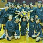 元気いっぱいボール追う ジュニアバレー・赤目ファイターズ 名張