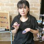 キラキラ可愛い「レジンアート」 アクセサリー作り好評 伊賀市の服部さん