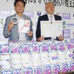 台風対策の窓ガラス飛散防止テープ3000巻 メーカーが名張市に寄贈