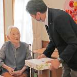 名張市最高齢105歳の3人 市長が長寿祝う 敬老の日記念に