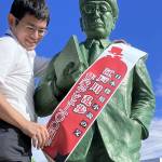 江戸川乱歩像にたすき 作家デビュー100年記念 出身地の名張で