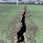 舗装に亀裂 公園のテニスコートが利用停止に 名張・つつじが丘