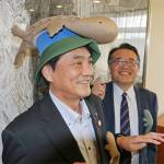 オオサンショウウオ帽子で名張PR 地元企業が市長に寄贈