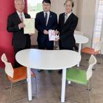 名張高にテーブルと椅子寄贈 シンキ配送の私募債受け 南都銀