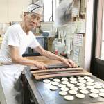 生涯現役 1枚1枚丁寧に 「おいしい」張り合い 鉄板に向かう 名張