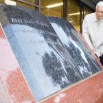 レーガン米大統領が芭蕉句引用 あれから40年 図書館前の句碑 伊賀