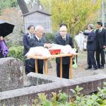 「しぐれ忌」に90人 芭蕉の遺徳しのぶ 伊賀市の万寿寺で
