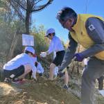児童がカワヅザクラ植樹 東山ふれあいの森に10本 名張LCと一緒に