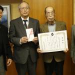 小学校の図書購入に11万円寄付 名張市美術作家協会