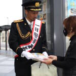 一日署長にサッカー元日本代表の坪井さん 伊賀で年末警戒の出動式