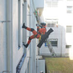 校舎乗り越え担架引き上げ 高校で救助訓練 名張市消防