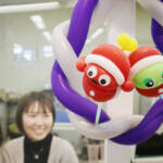 名張市役所に可愛い風船アート クリスマス前に窓口飾る