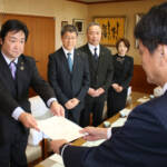 名張市立病院、独法化が「最適」 市議会が市長に報告書を提出